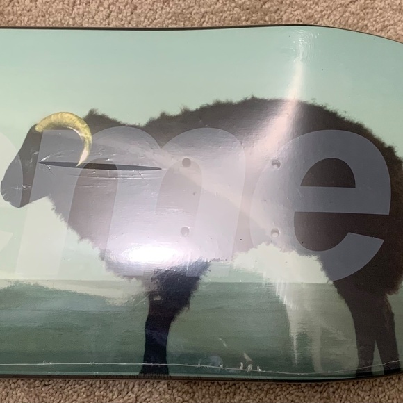 Supreme Damien Hirst Sheep Skateboard Deck SS25 Week 1 - Picture 4 of 7